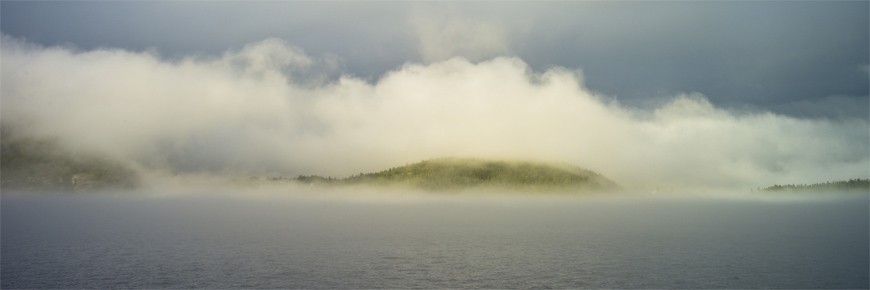 Des iles enveloppées dans un nuage de brume.