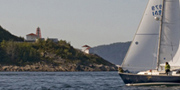 Un voilier navigant au gré des vents au large de Pointe-Noire.