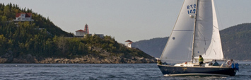 Un voilier navigant au gré des vents au large de Pointe-Noire.