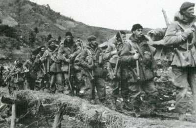 Photo historique de canadiens marchant en ligne pendant la guerre de Corée