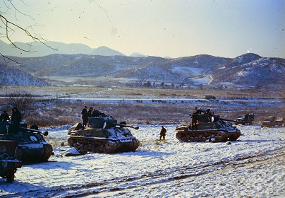 Trois chars d'assaut dans un paysage Coréen