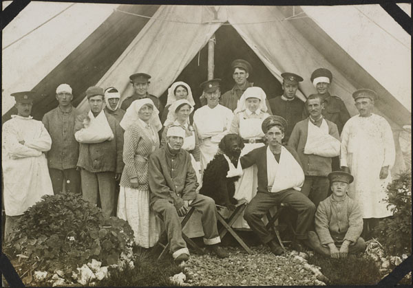 Groupe d'infirmières et de patients à l'extérieur d'une tente de service