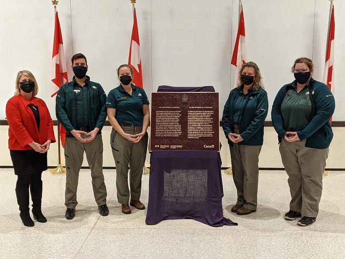 Membres de l'équipe Parcs Canada lors d'une cérémonie de dévoilement de plaque commémorative