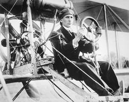 Photo historique d'un homme dans un avion expérimental