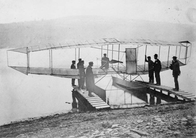 Photo historique d'une des premières versions d'un avion et des hommes