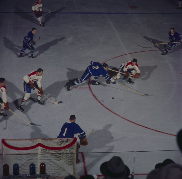 Deux équipes jouent au hockey sur la glace