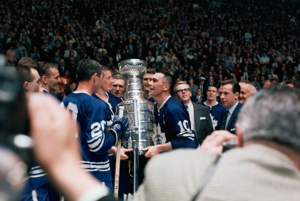 Hockey players holding a trophy