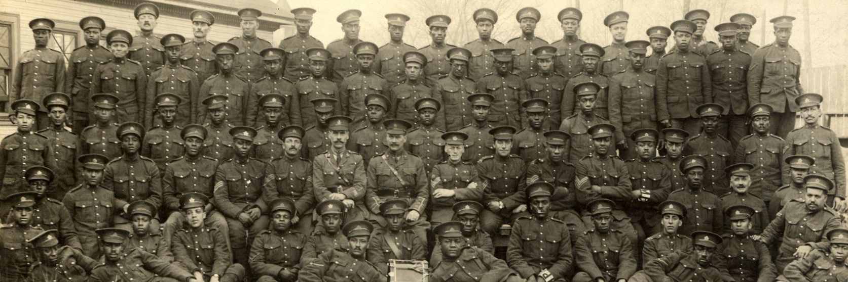 Un groupe de soldats alignés pour une photo