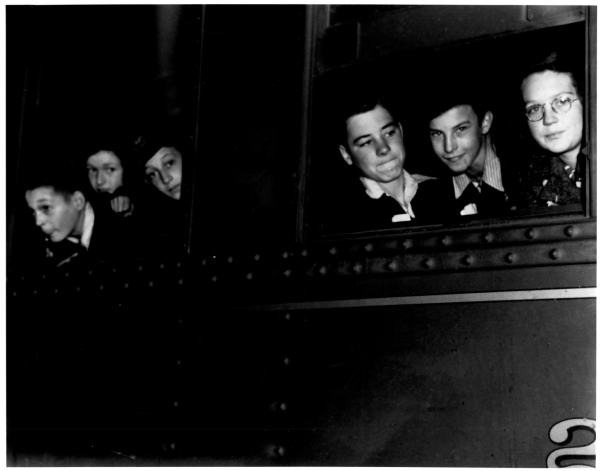 Photo historique de personnes regardant par les fenêtres d'un train