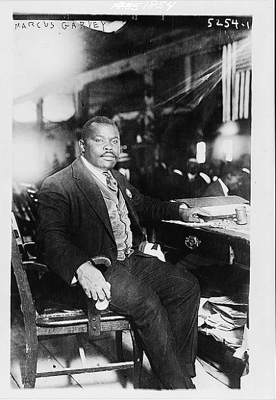 Photo historique d'un homme assis à un bureau