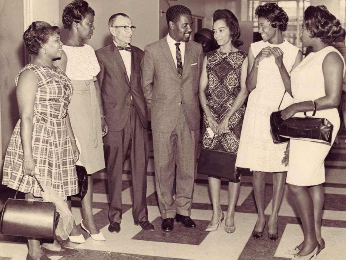 Photo vintage d'un groupe de sept personnes