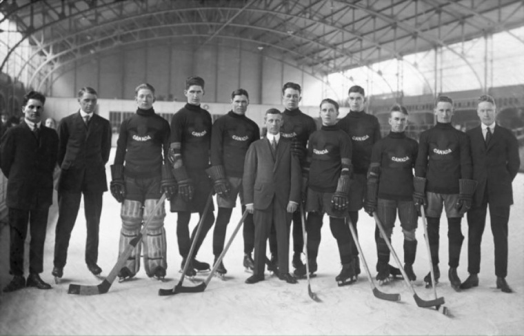 Groupe de joueurs de hockey sur la glace posant pour la photo