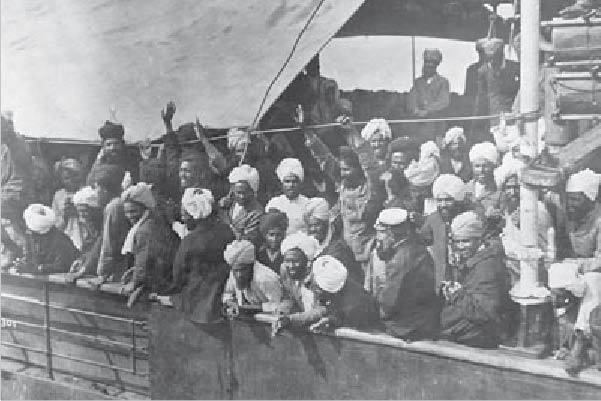 Les Sikhs à bord du “Komagata Maru” dans la baie English, à Vancouver, en Colombie-Britannique, 1914.