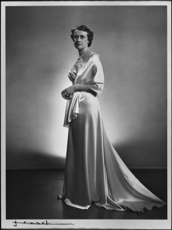 Photo historique d'une femme debout, portant une longue robe