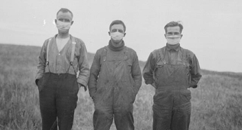 Hommes portant des masques pendant l'épidémie de grippe espagnole, 1918.