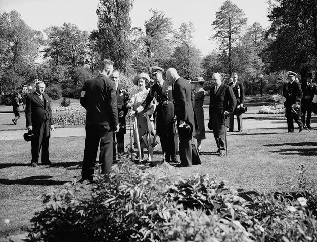 Une photo en noir et blanc de personnes visitant un jardin historique