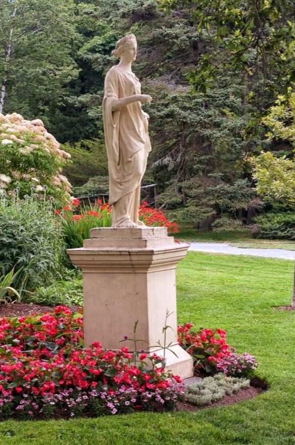 Photo de statue dans un jardin coloré