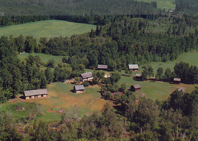 Photographie aérienne d'un village historique en bois