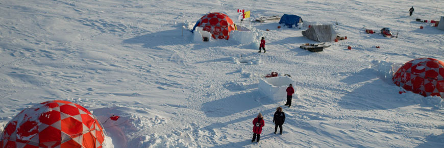 Vue aérienne du cite de campement sur la glace et la neige