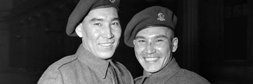 Le Sergent Tommy Prince (à droite), M.M. Médaille militaire, 1er bataillon de parachutistes canadiens, en compagnie de son frère, le Soldat Morris Prince