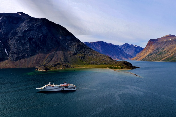 Les fjords pittoresques entre les habitats arctiques et atlantiques.