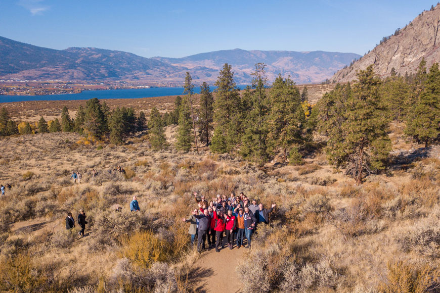 Photo de groupe de l’annonce tripartite d’octobre 2017, avec la vallée de l’Okanagan en arrière-plan.