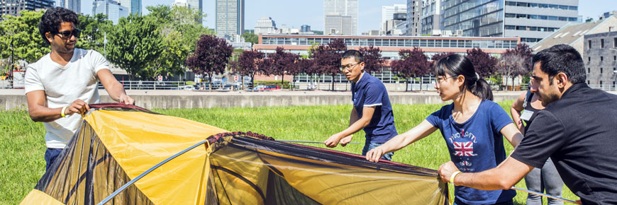 Un groupe de personnes montent une tente à Montréal.