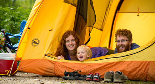 Une famille dans une tente.
