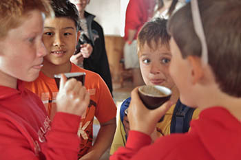 Un groupe d’enfants, tasses de chocolat chaud à la main.