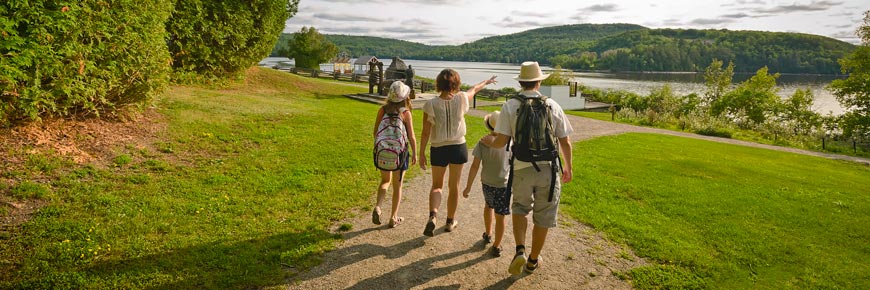Une famille marche en direction du lac Témiscamingue.
