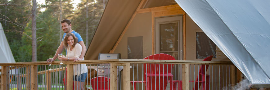 Une famille présentant des besoins en matière d’accessibilité profite d’une tente oTENTik au terrain de camping Stanhope.