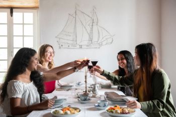 Quatre adultes à table pour souper à la forteresse de Louisbourg.