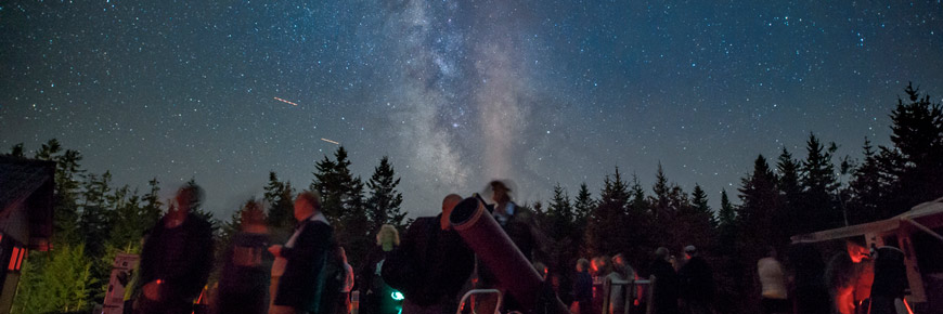 Astronomes amateurs regardant la Voie lactée lors d’un rassemblement.