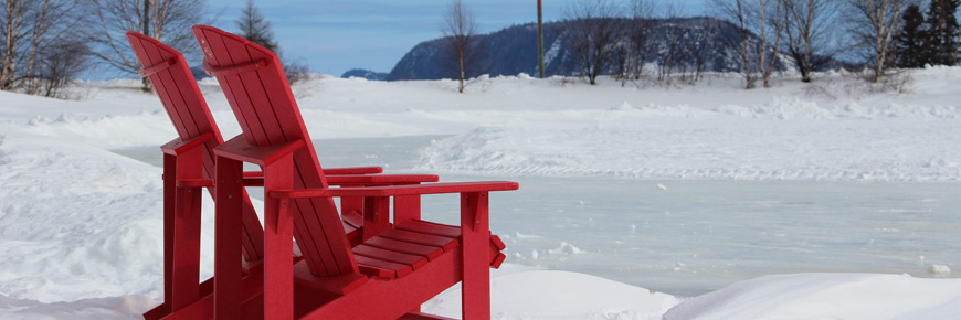 Deux chaises rouges font face au sentier de glace.