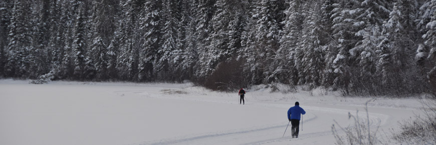 Des visiteurs font du ski sur le lac Pine.