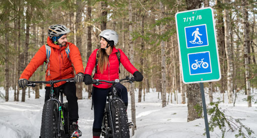 Deux cyclistes profitent des sentiers d’hiver à Kouchibouguac.