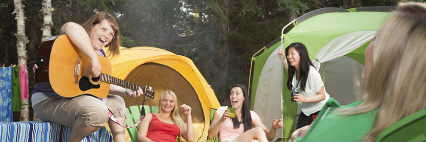 Des jeunes femmes ont du plaisir lors d'un séjour en camping.
