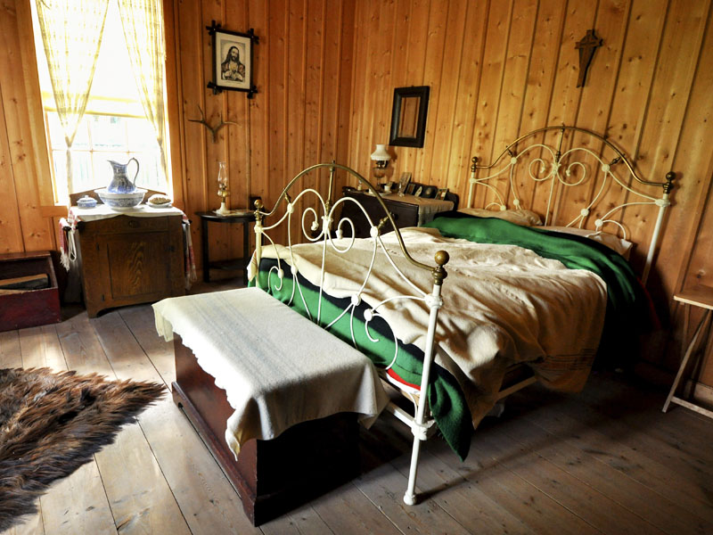 Un lit et du mobilier dans une chambre de la résidence cossue des Murray.
