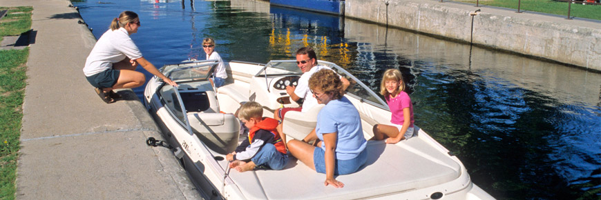 Visiteurs en bateau sur la voie navigable