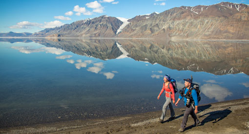 Des visiteurs en randonnée autour du fjord Tanquary.