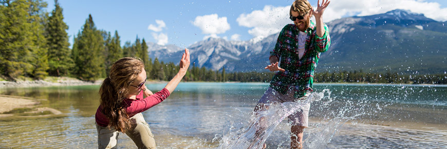 Deux jeunes adultes s'amusent au lac Edith