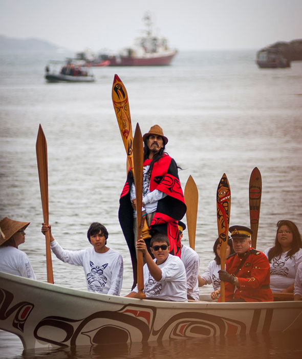 A Haida canoe arrives at Hlk’yah GawGa (Windy Bay) in Gwaii Haanas for the pole raising on August 15, 2013