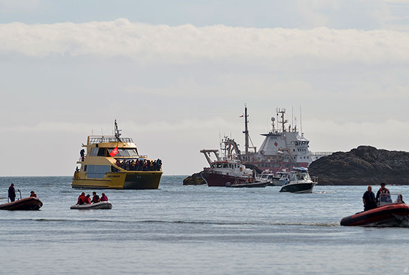 Des navires de toutes les grosseurs s’alignent dans la baie Windy pour l’inauguration du mât héraldique le 15 août 2013