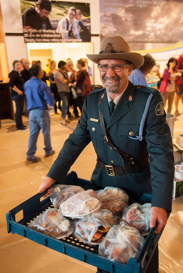 Le garde de parc Terry Willis aide à apporter la nourriture aux invités des célébrations communautaires