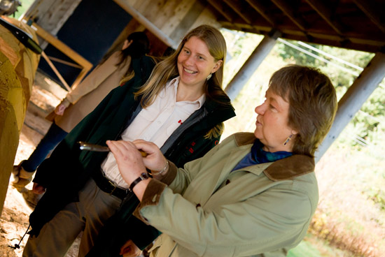 Ceitlynn Epners, interprète de Parcs Canada, parle des techniques de sculpture avec un visiteur. 