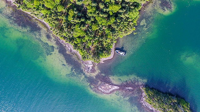  Une vue aérienne d'un bateau sur une île.