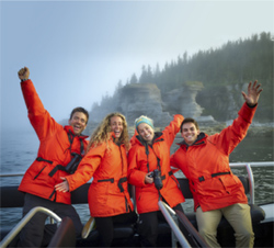 Un groupe d'amis prennent la pose pour la caméra sur un navire en mer.