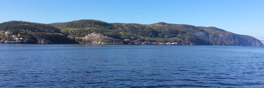 Vue de l’embouchure de la rivière Saguenay, Pointe-Noire et le traversier en arrière-plan.