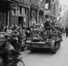 Civils néerlandais sur un WASP du 7th Reconnaissance Regiment (17th Duke of York's Royal Canadian Hussars), 3rd Canadian Infantry Division, célébrant la libération de Zwolle, Pays-Bas.