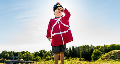  Enfant déguisé en soldat lors d'une visite au fort Numéro-Un. Lieu historique national des Forts-de-Lévi